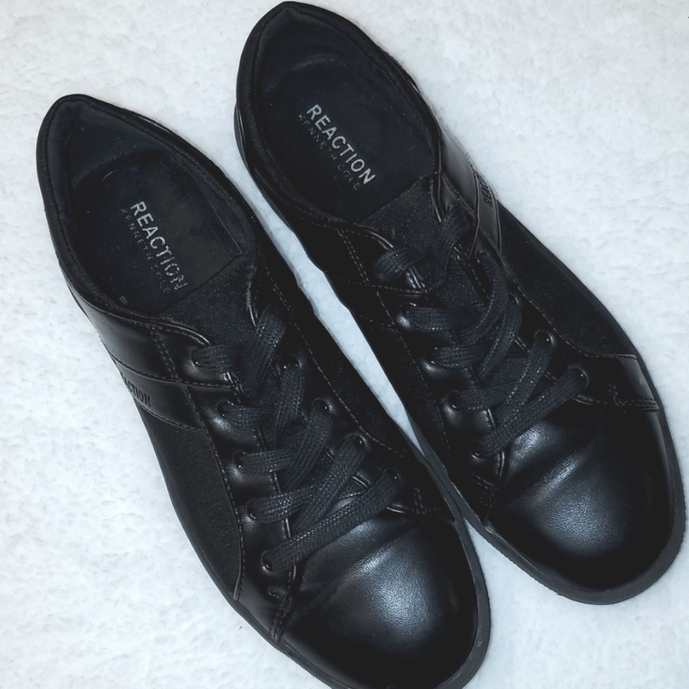 Kenneth Cole Reaction Triple Black Low Top Sneakers | Size 4